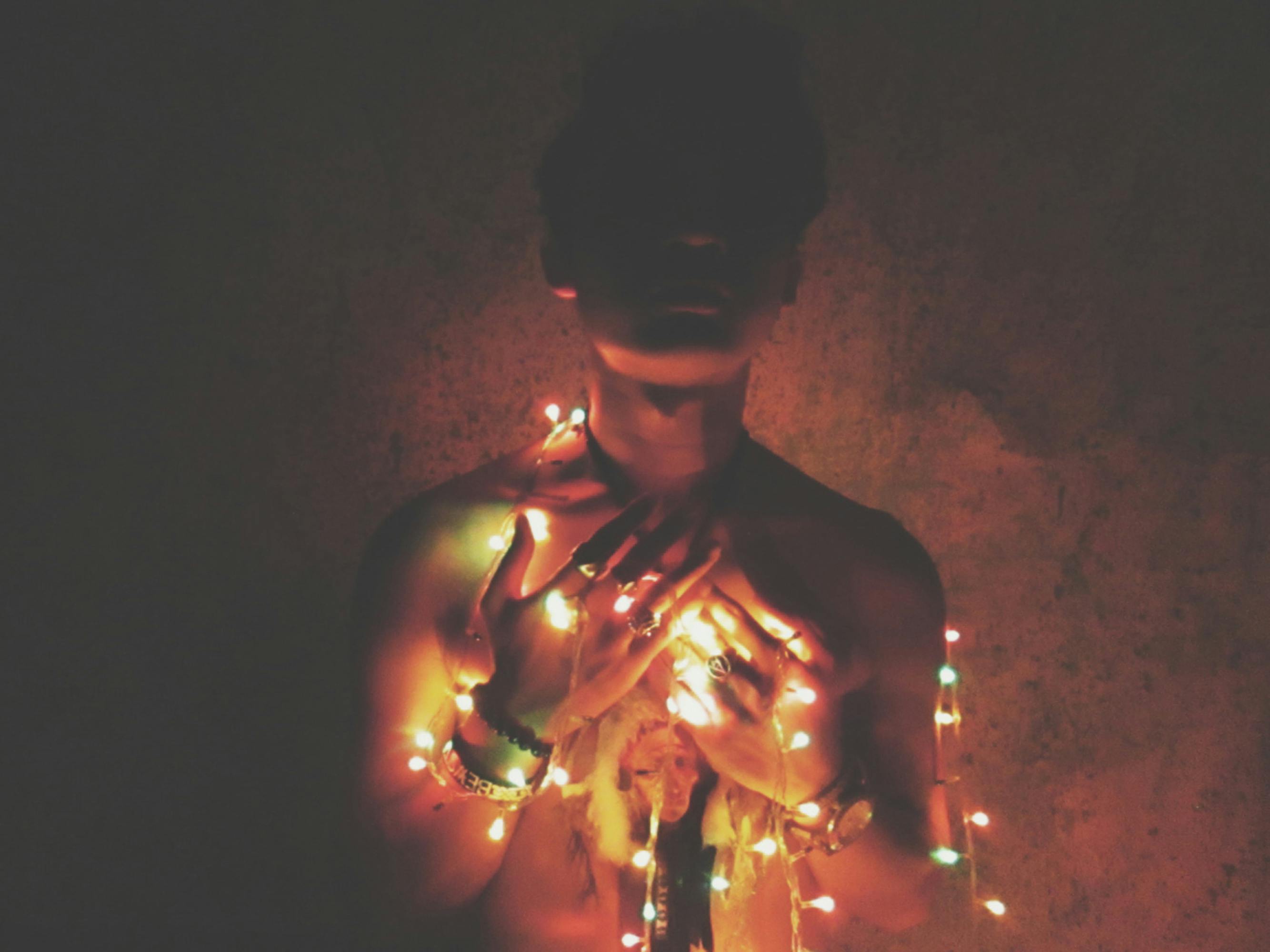 Man met lichtjes